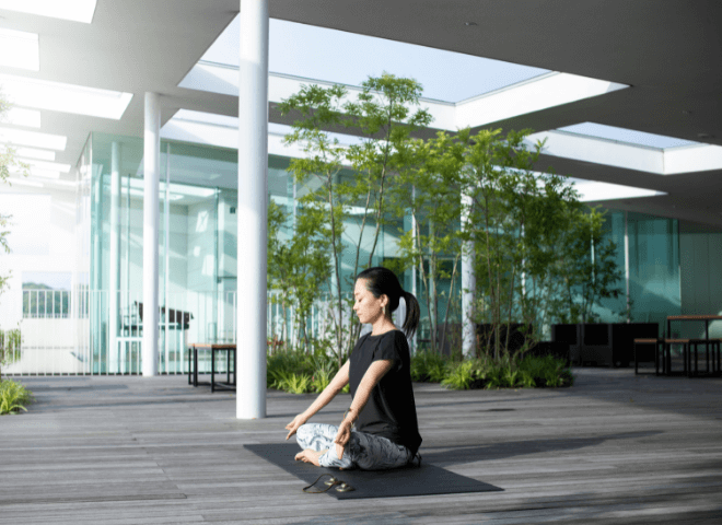 テラスで瞑想 morning YOGA session